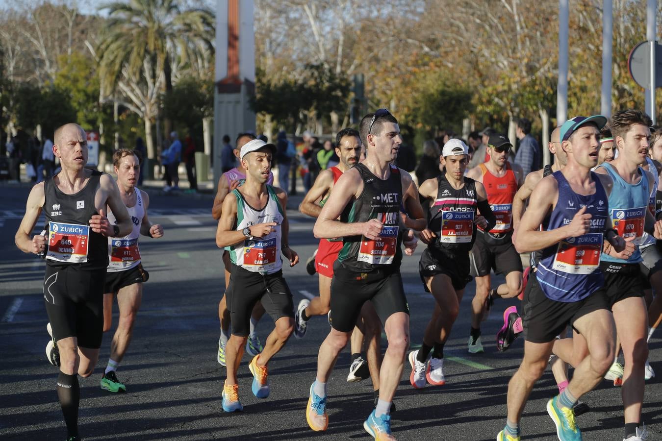 Corredores del maratón por la calle Torneo