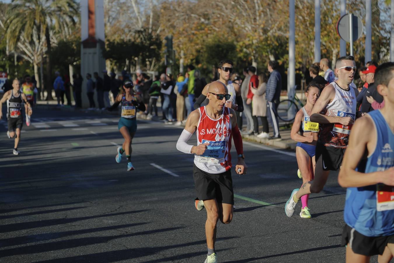 Corredores del maratón por la calle Torneo