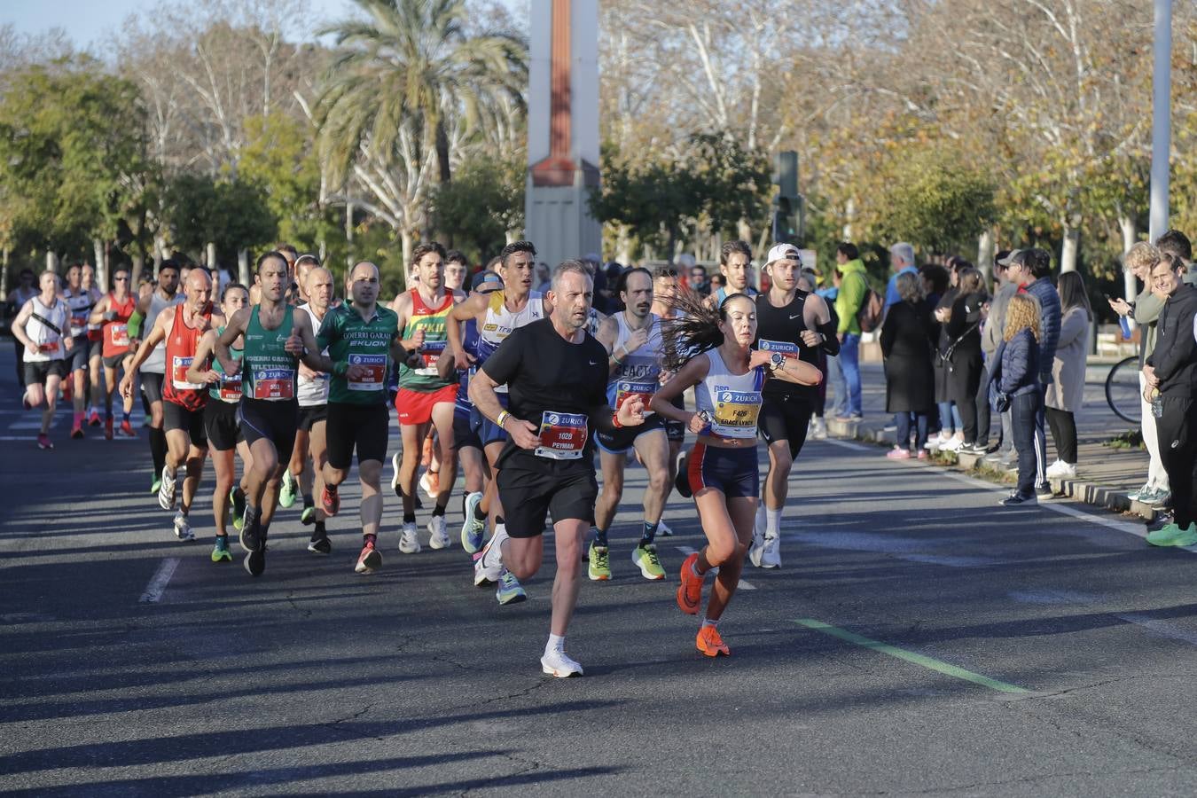 Corredores del maratón por la calle Torneo
