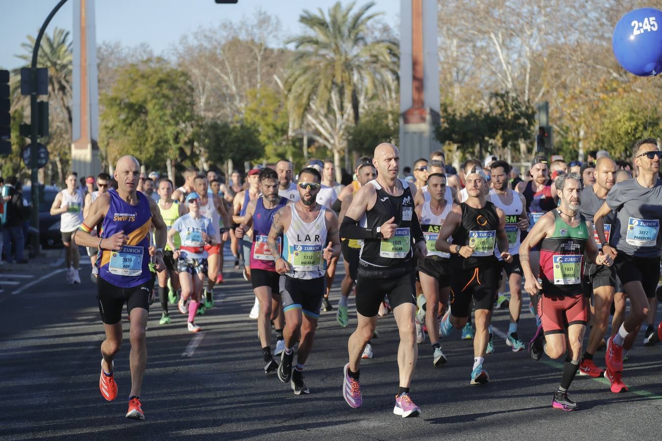 Corredores del maratón por la calle Torneo