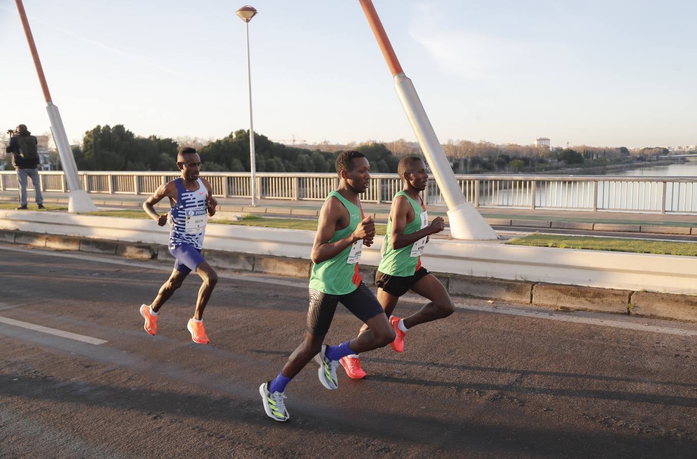 Corredores del maratón a su paso por el puente de la Barqueta