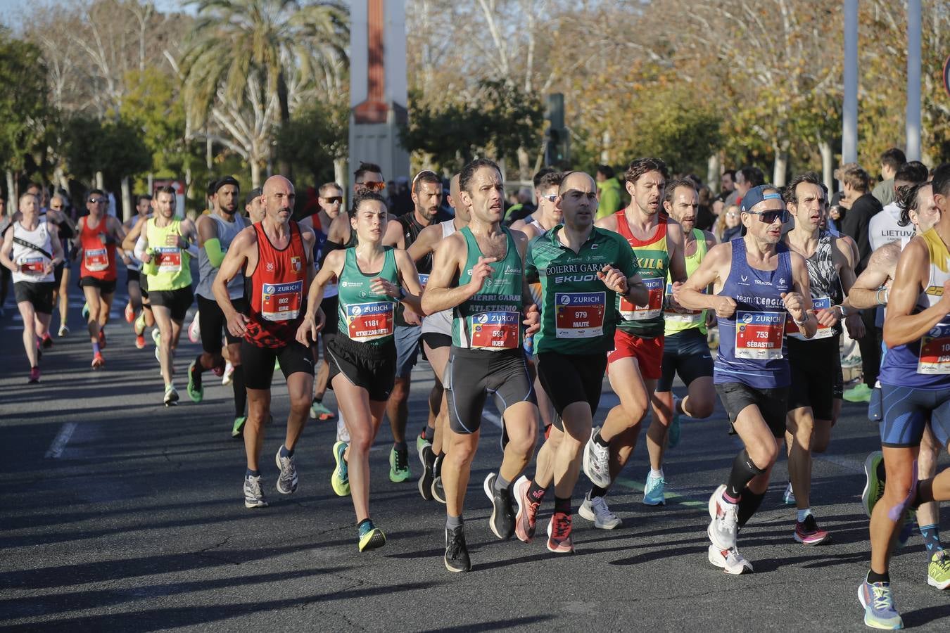 Corredores del maratón por la calle Torneo