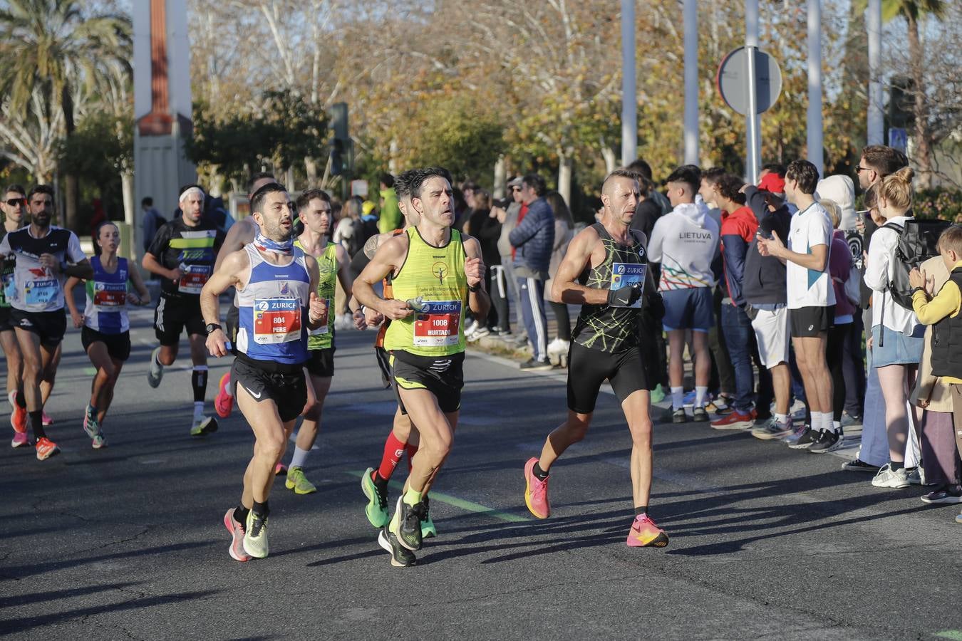 Corredores del maratón por la calle Torneo