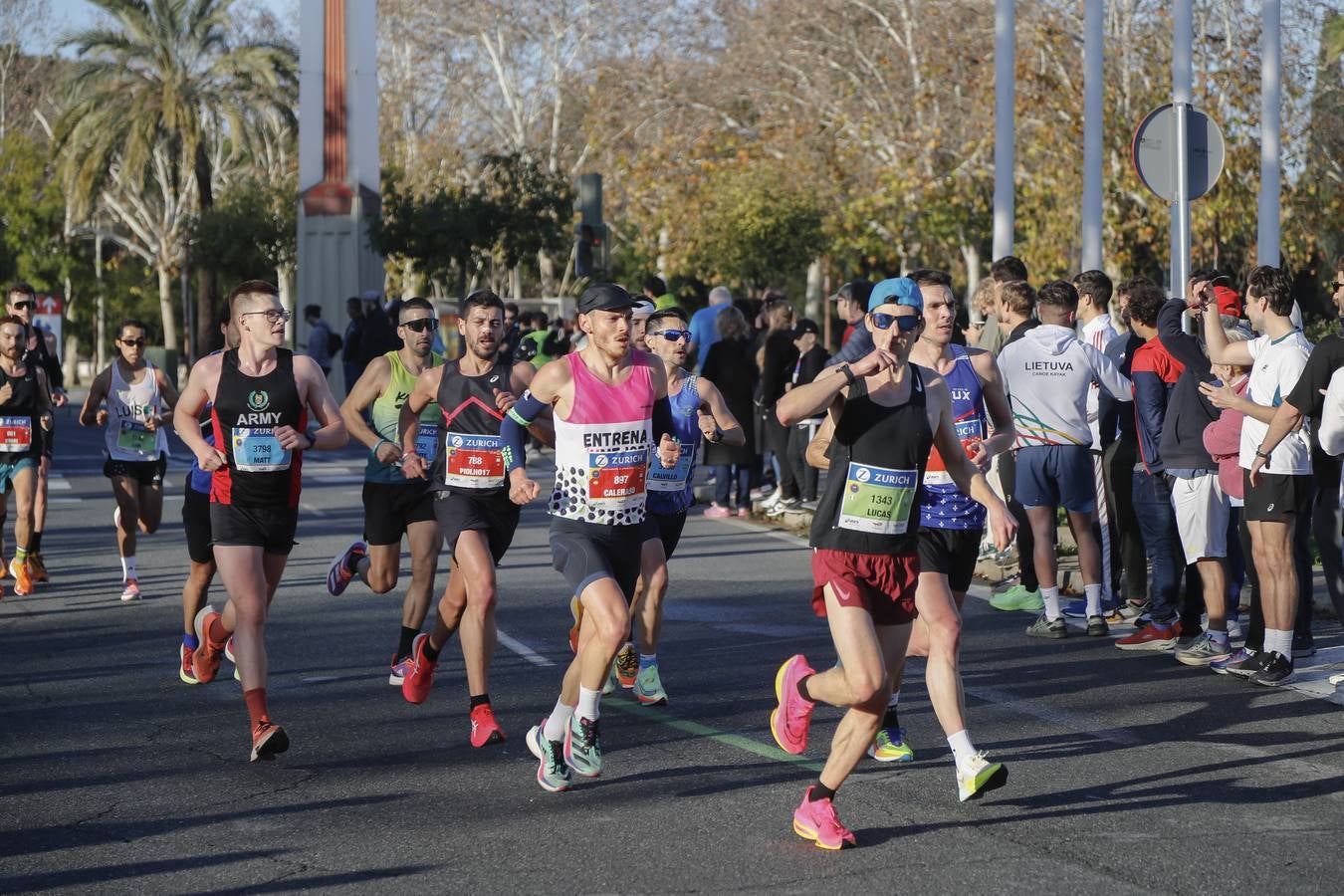 Corredores del maratón por la calle Torneo