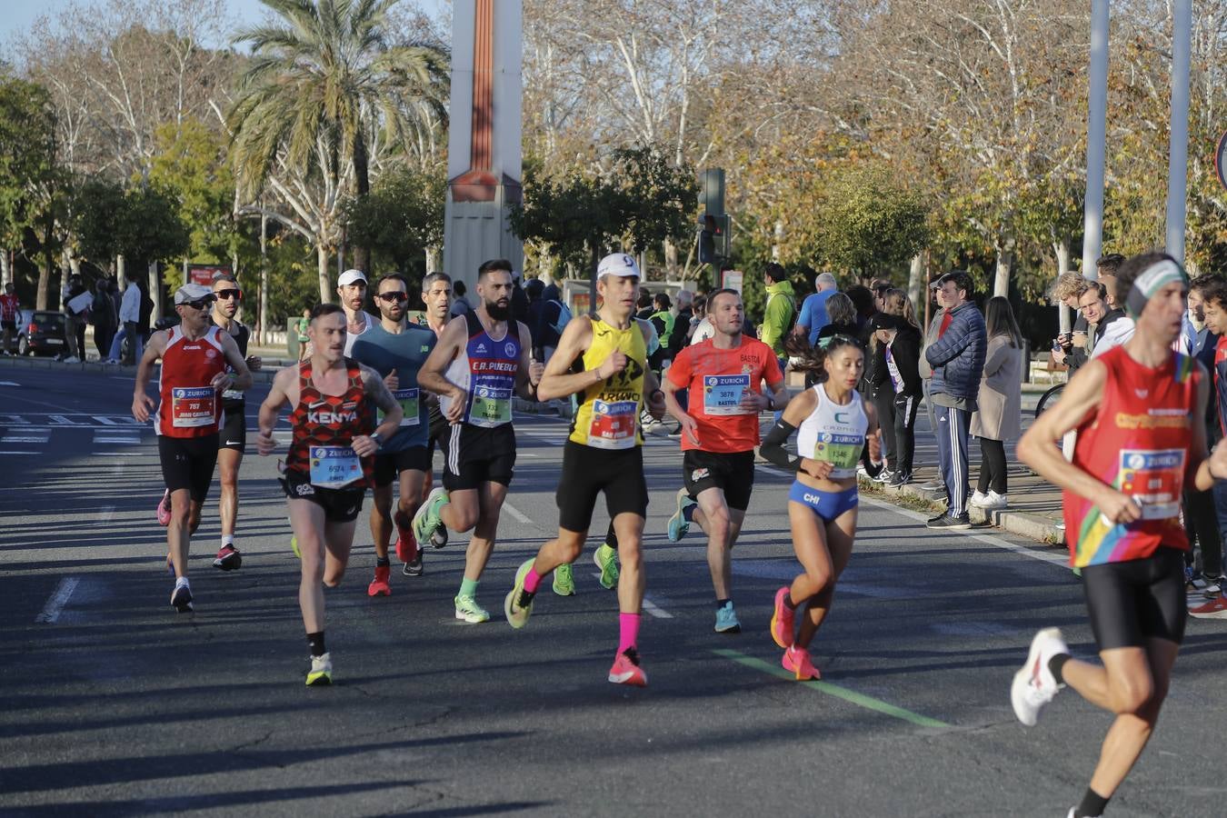 Corredores del maratón por la calle Torneo