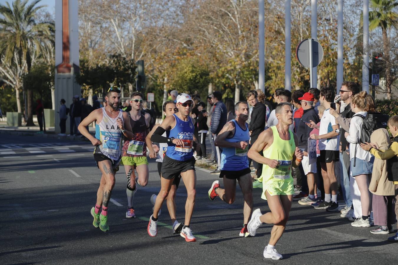 Corredores del maratón por la calle Torneo