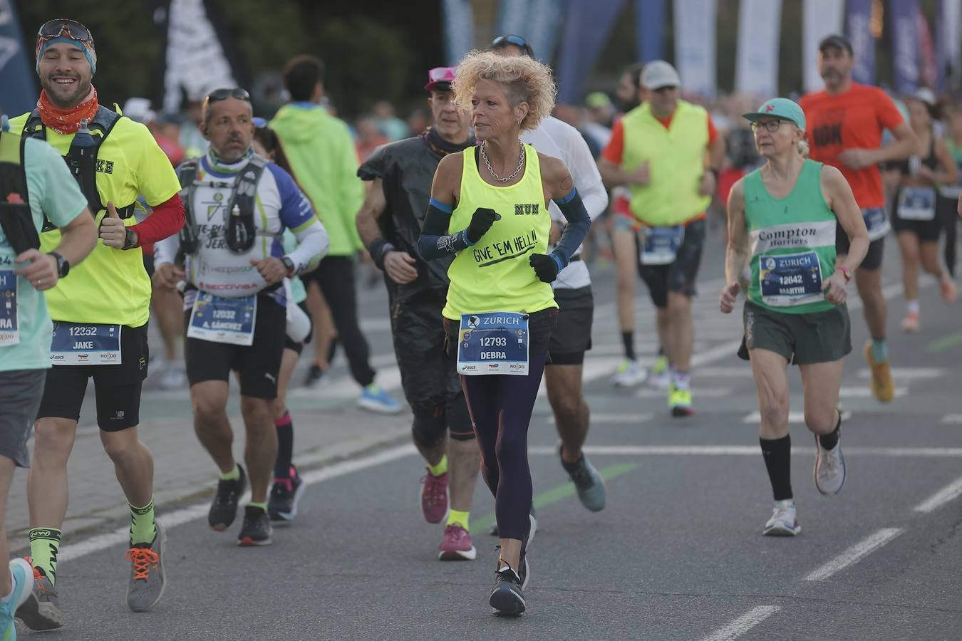 Grupos de corredores en la salida del maratón