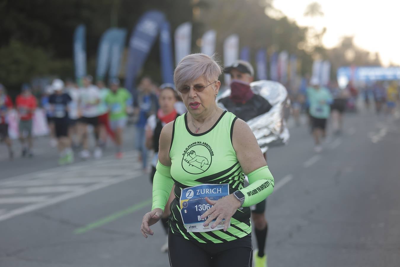 Grupos de corredores en la salida del maratón