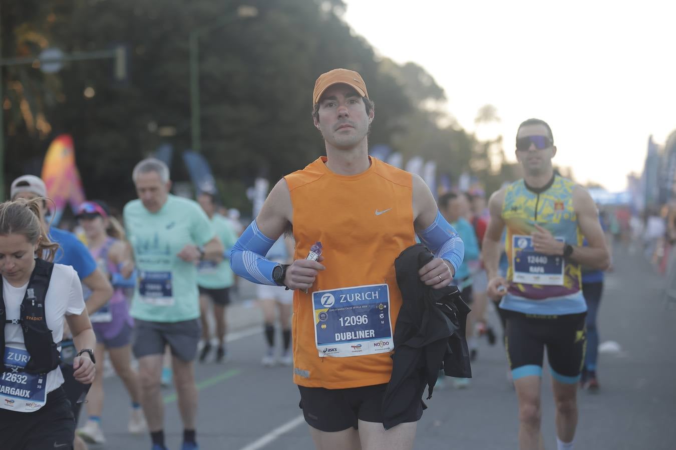 Grupos de corredores en la salida del maratón
