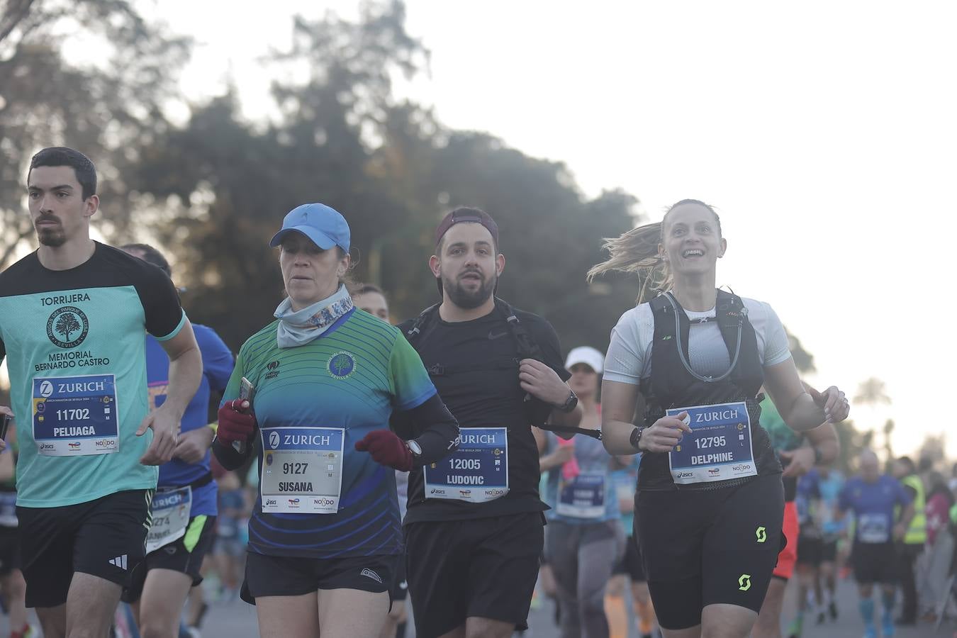 Grupos de corredores en la salida del maratón