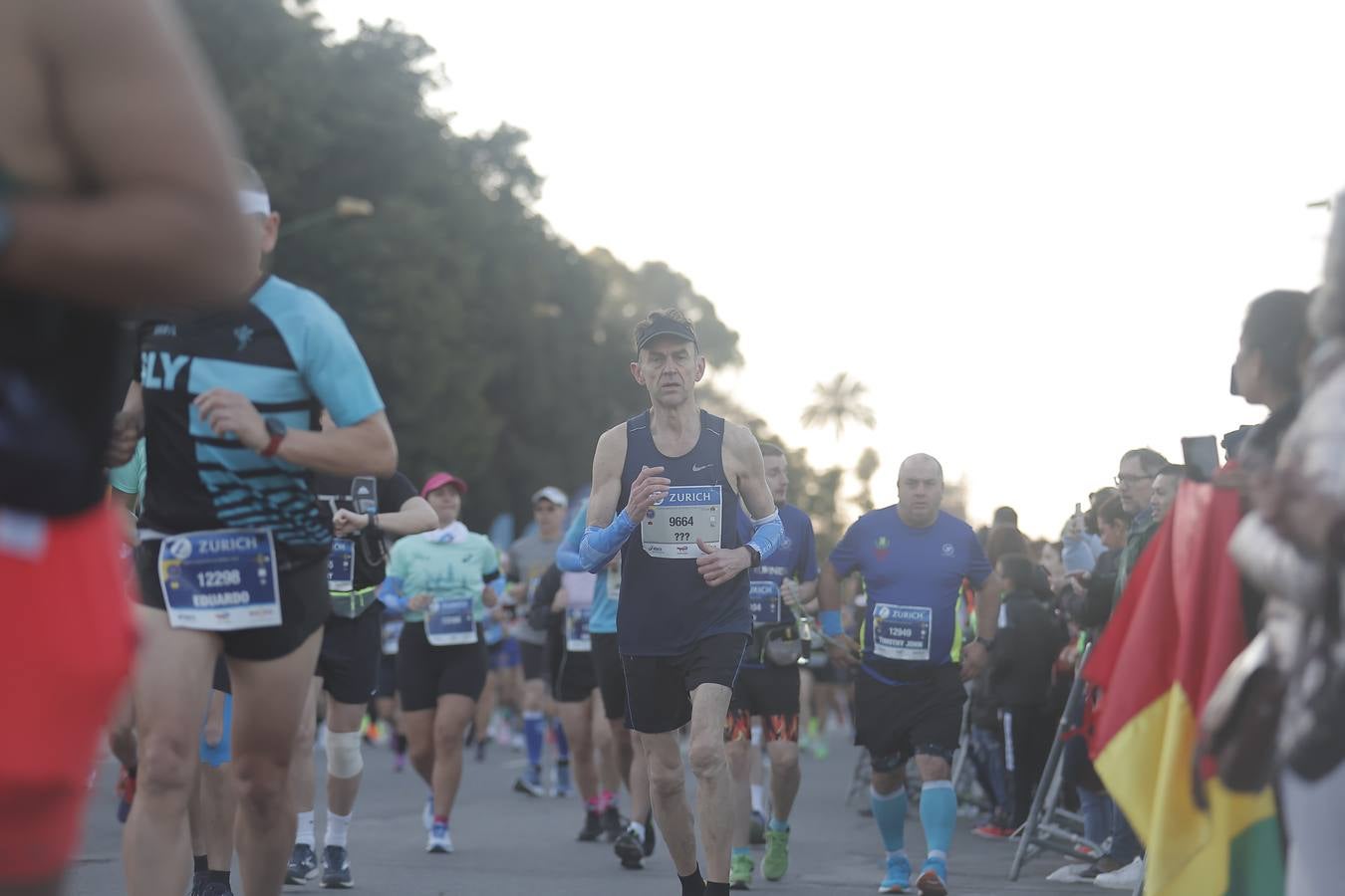 Grupos de corredores en la salida del maratón