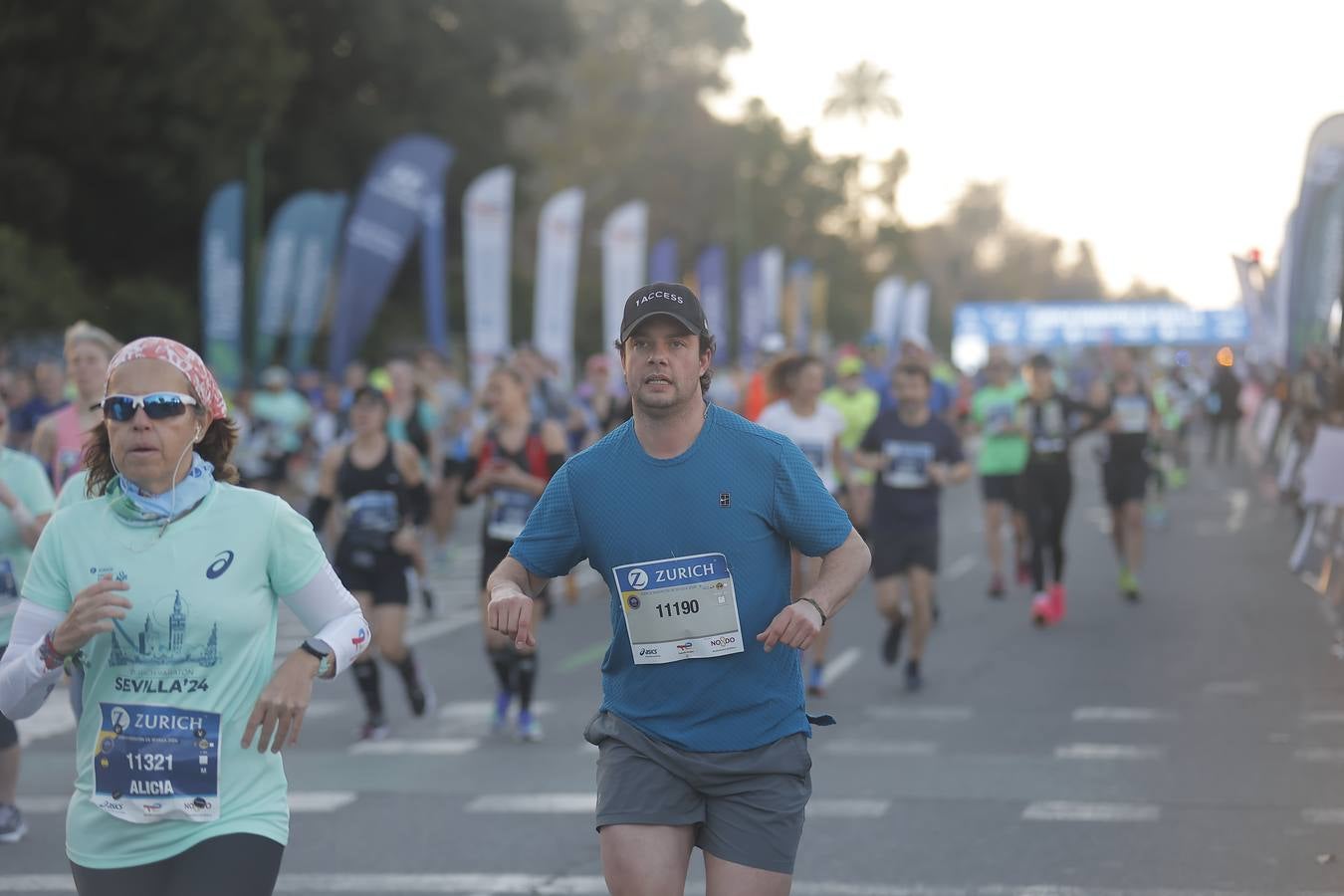 Grupos de corredores en la salida del maratón
