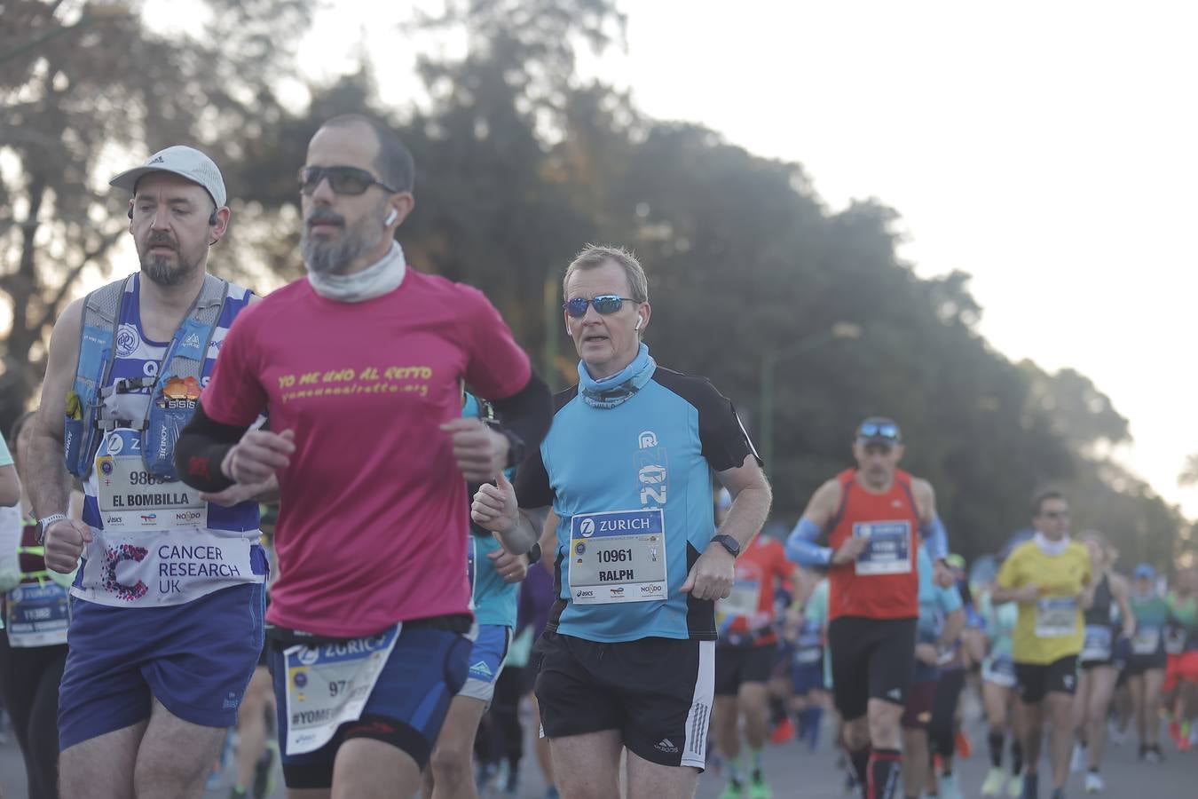 Grupos de corredores en la salida del maratón