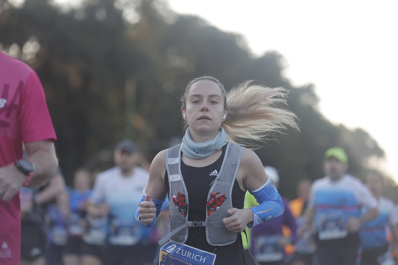 Grupos de corredores en la salida del maratón