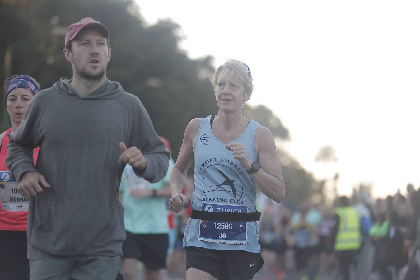 Grupos de corredores en la salida del maratón