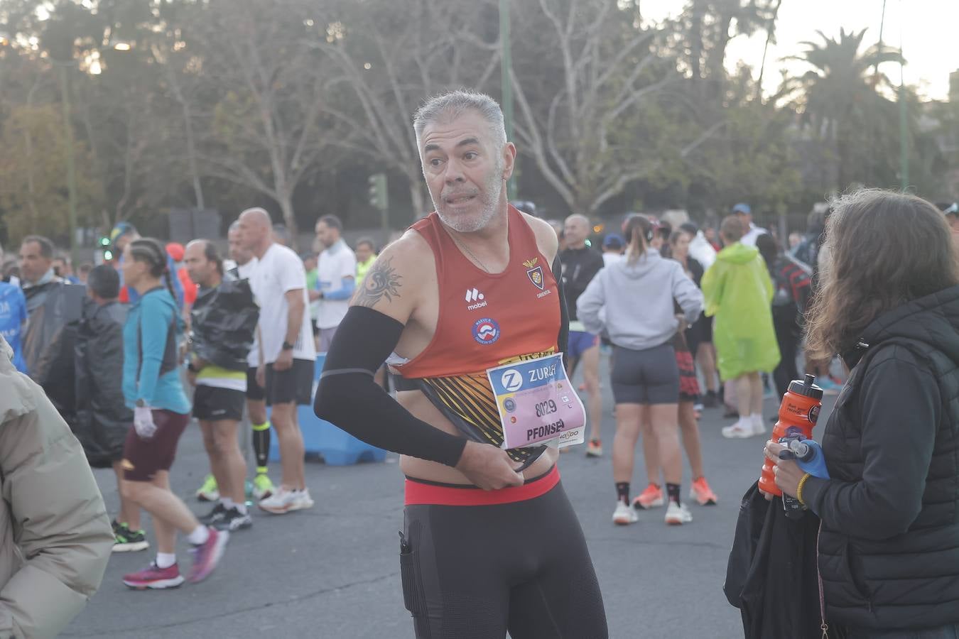 Grupos de corredores en la salida del maratón