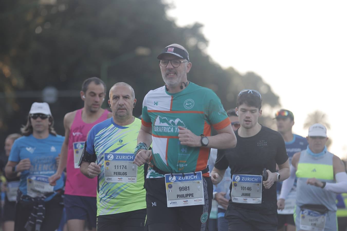 Grupos de corredores en la salida del maratón