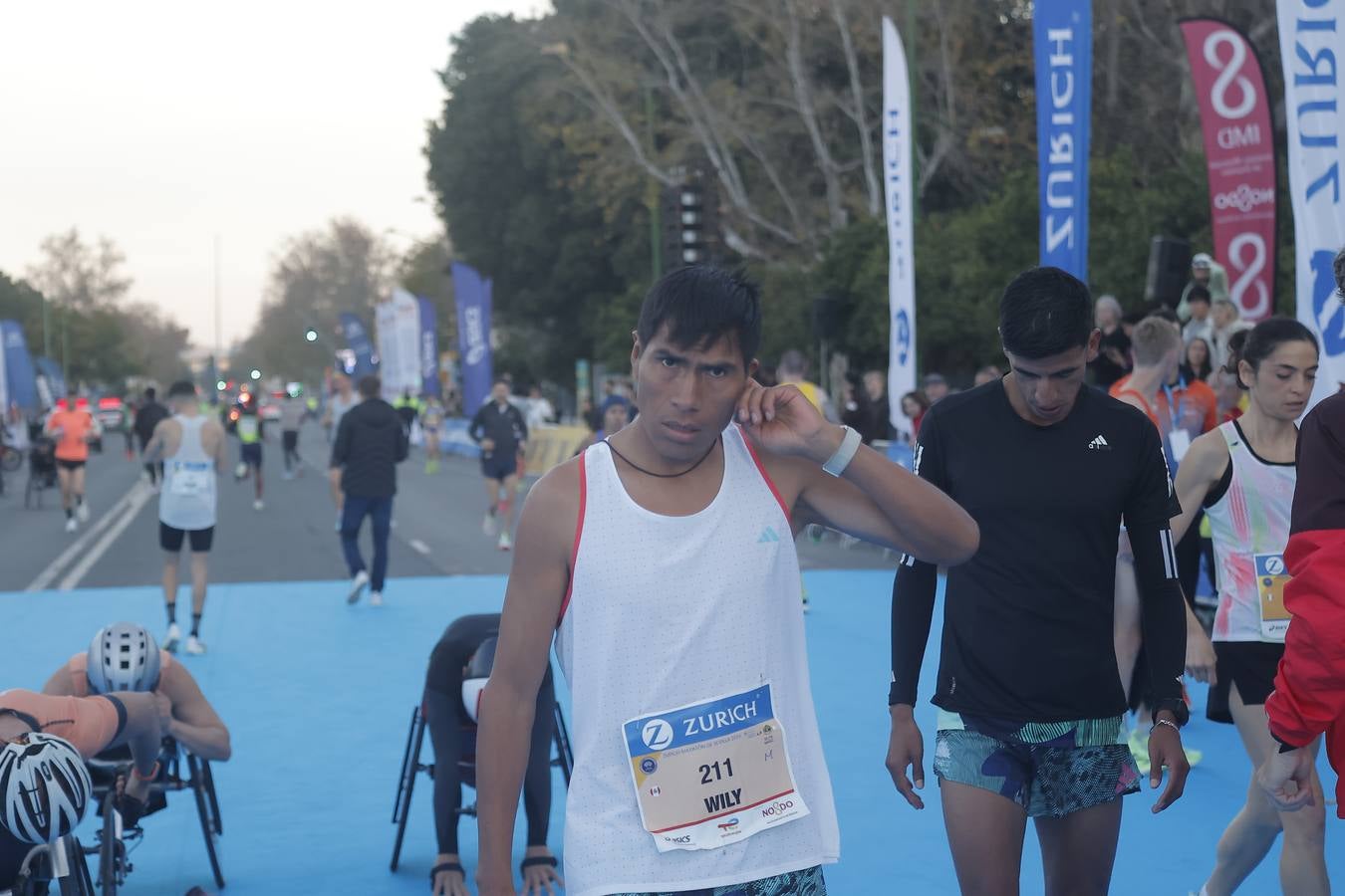 Grupos de corredores en la salida del maratón
