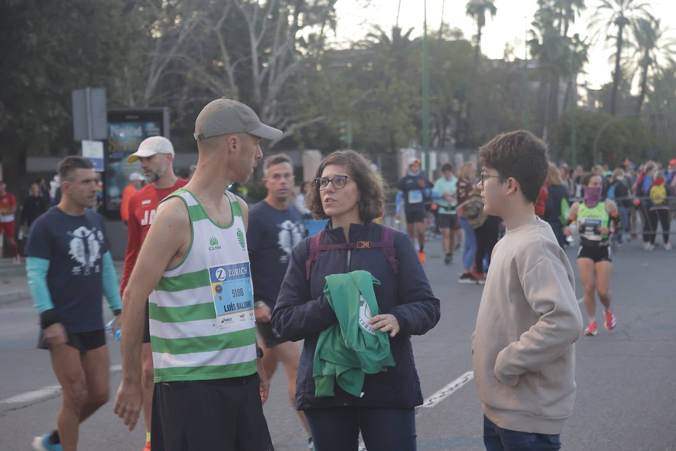 Grupos de corredores en la salida del maratón