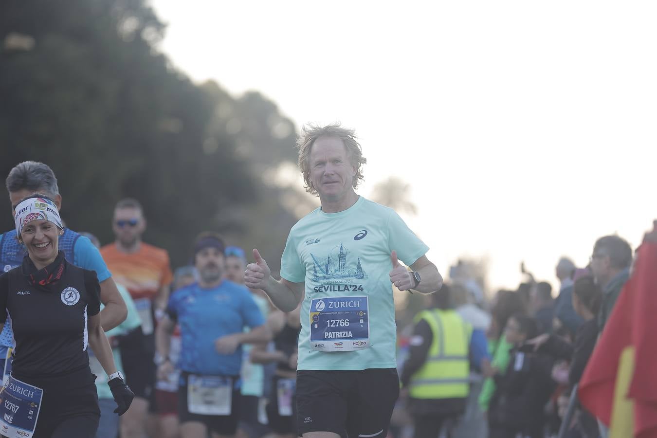 Grupos de corredores en la salida del maratón