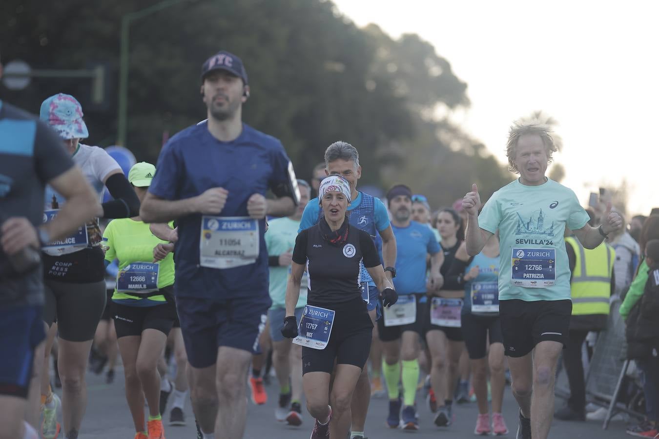 Grupos de corredores en la salida del maratón