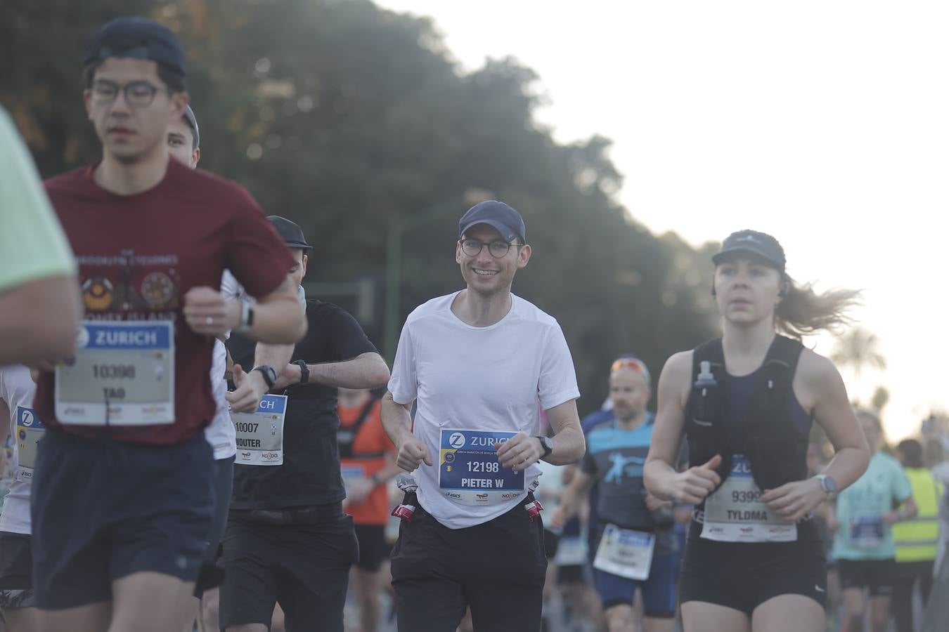 Grupos de corredores en la salida del maratón