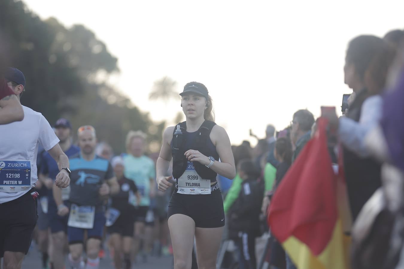 Grupos de corredores en la salida del maratón