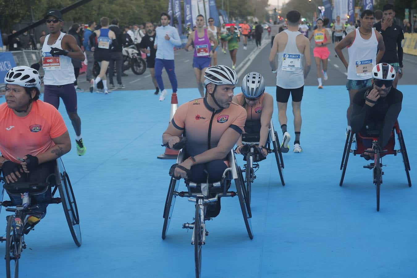 Grupos de corredores en la salida del maratón
