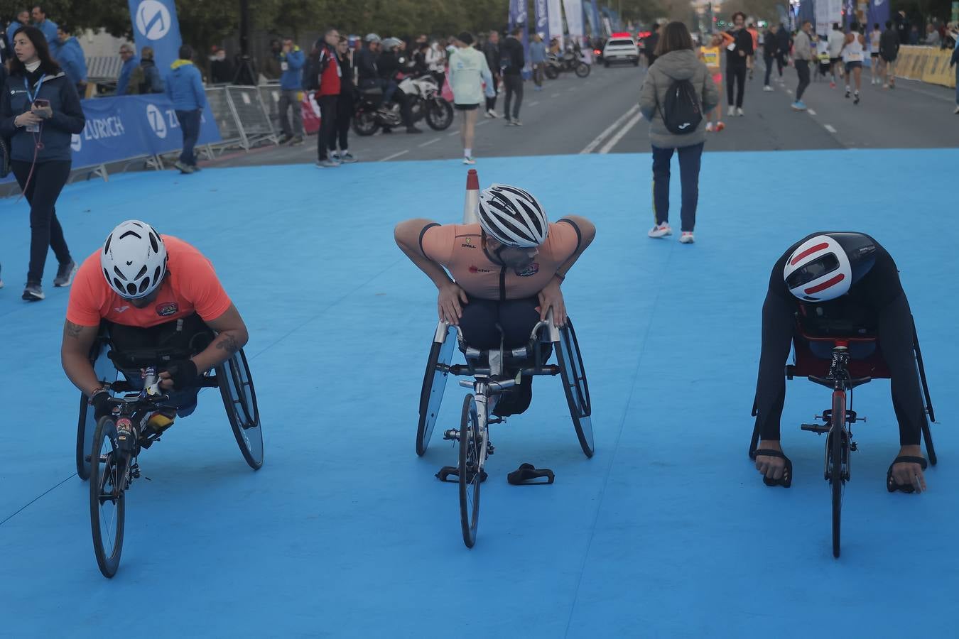 Grupos de corredores en la salida del maratón