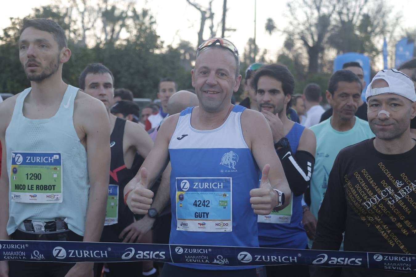 Grupos de corredores en la salida del maratón