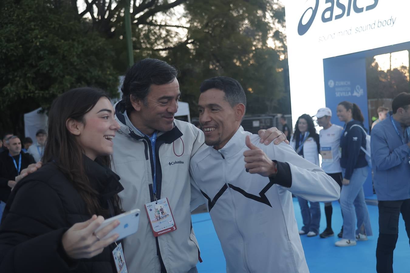 Grupos de corredores en la salida del maratón