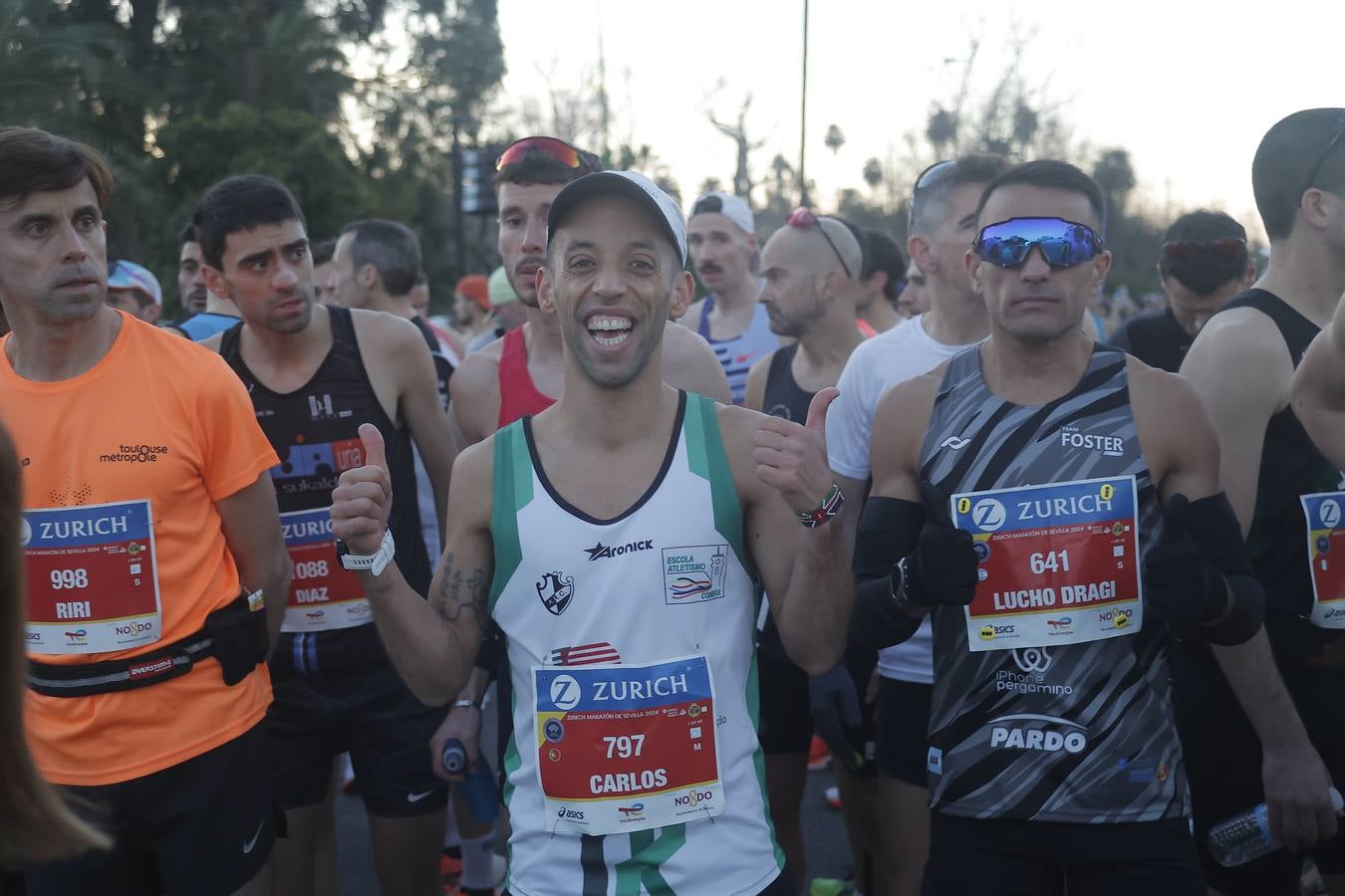 Grupos de corredores en la salida del maratón