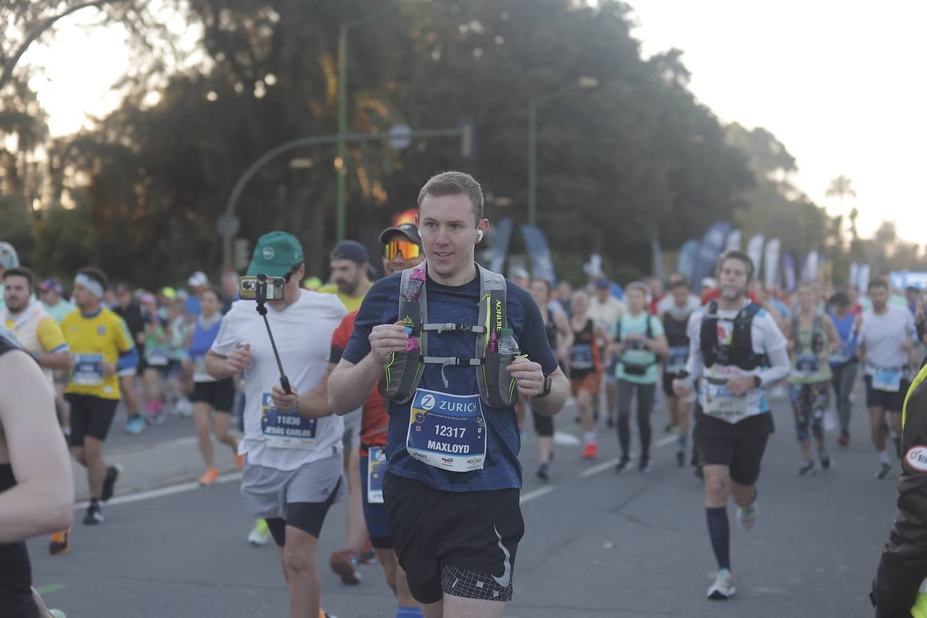 Grupos de corredores en la salida del maratón