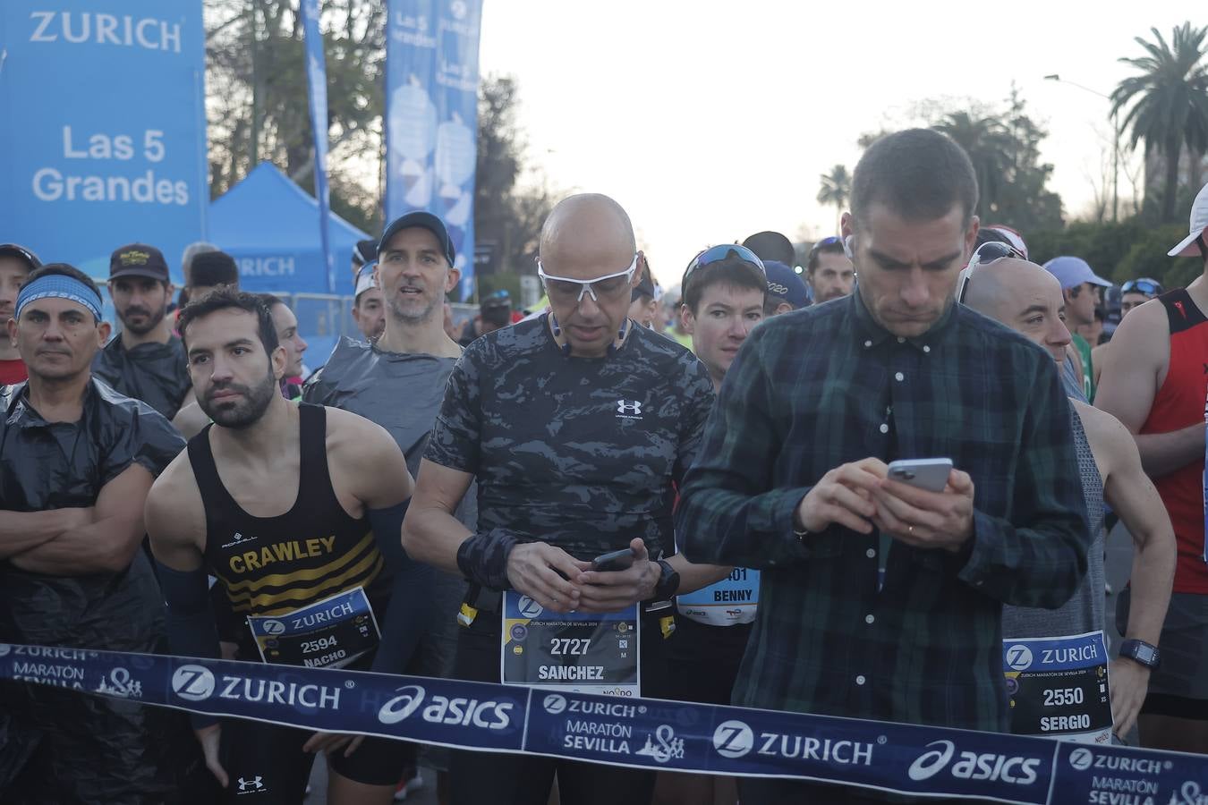 Grupos de corredores en la salida del maratón