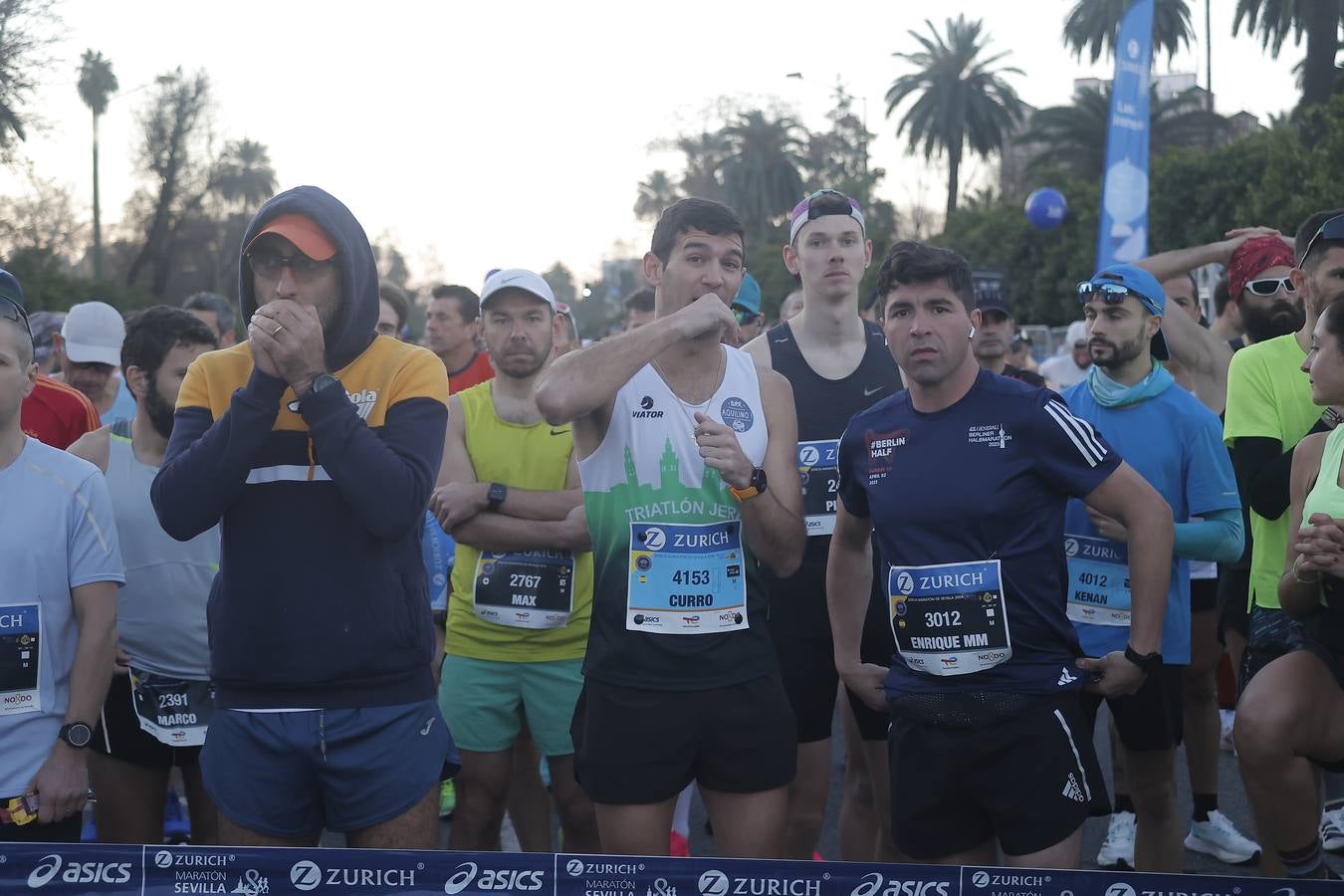 Grupos de corredores en la salida del maratón