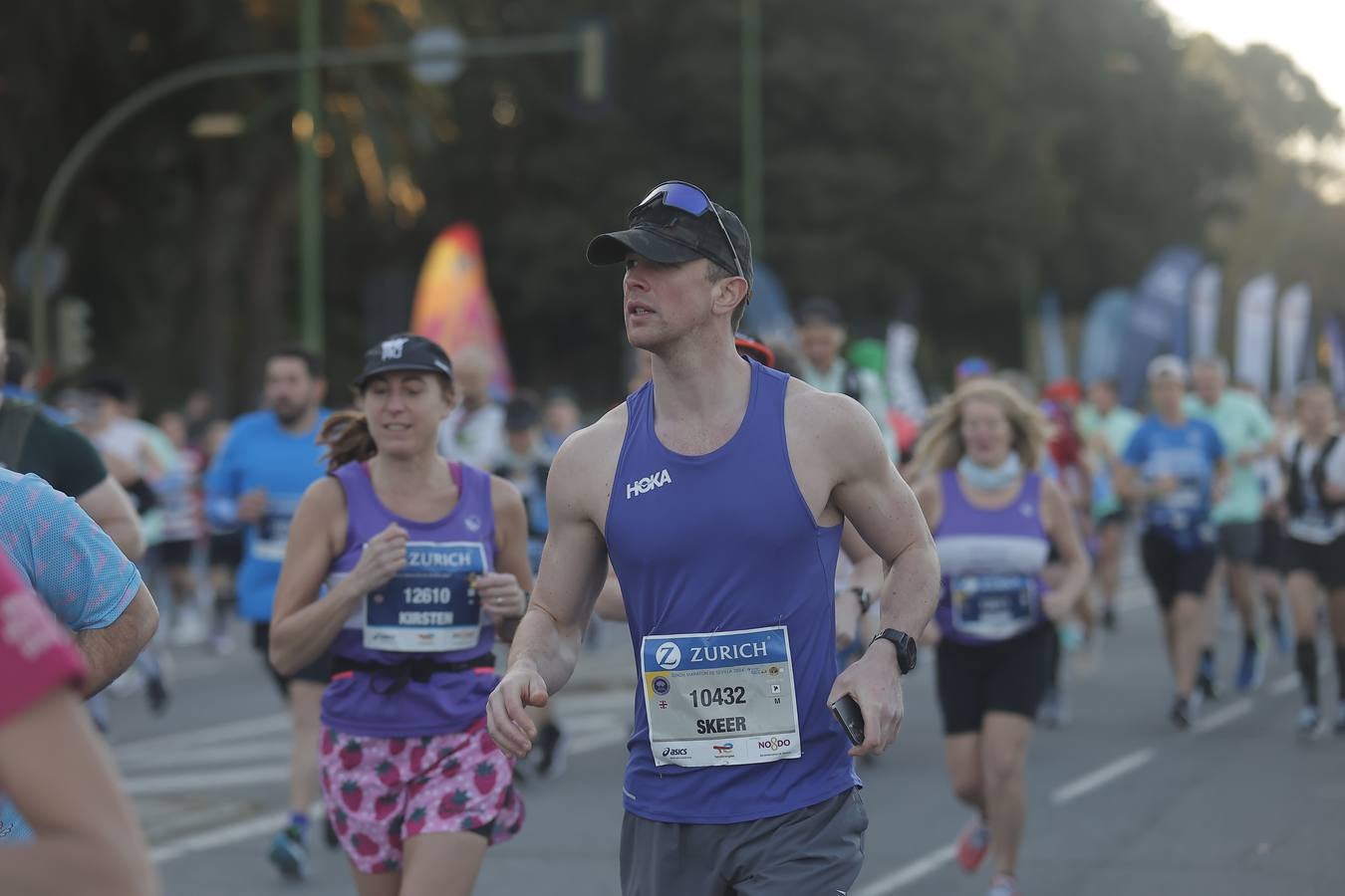 Grupos de corredores en la salida del maratón