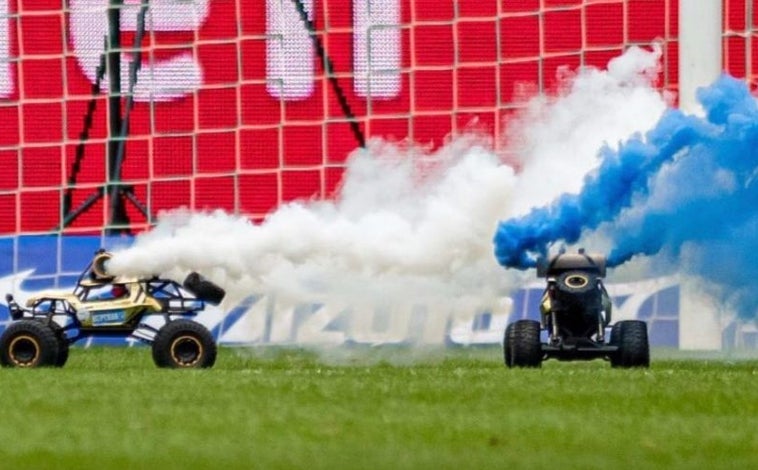 Imagen principal - Para detener los partidos, los aficionados han llegado a lanzar al campo coches teledirigidos que arrojaban humo de colores, monedas de chocolate y otros elementos mecánicos