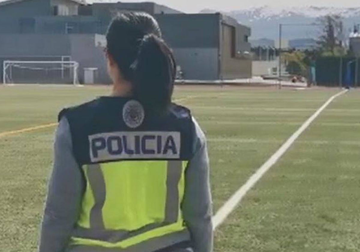 Una agente de Policía en un campo de fútbol