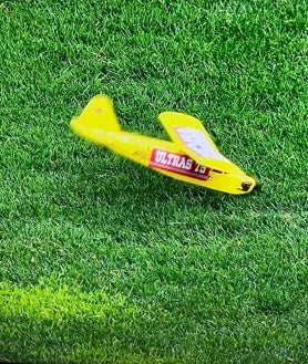 Imagen secundaria 2 - Este pasado fin de semana, los seguidores del Friburg mandaban aviones al terreno de juego, donde el lanzamiento de pelotas de tenis es algo habitual a lo largo de las últimas jornadas 