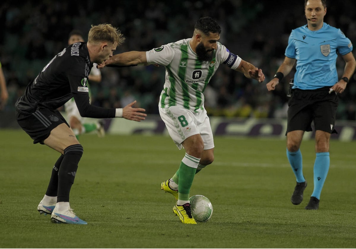 Un lance del juego del Betis - Dinamo de Zagreb disputado en el Benito Villamarín