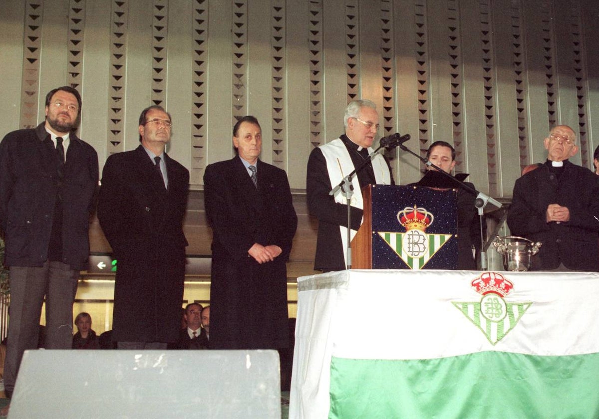Manuel Ruiz de Lopera, junto a Alfredo Sánchez Monteseirín, exalcalde de Sevilla, Manuel Chaves, expresidente de la Junta de Andalucía, Monseñor Carlos Amigo Vallejo, arzobispo emérito de Sevilla y el sacerdote Ángel Martín Sarmiento, capellán del Betis