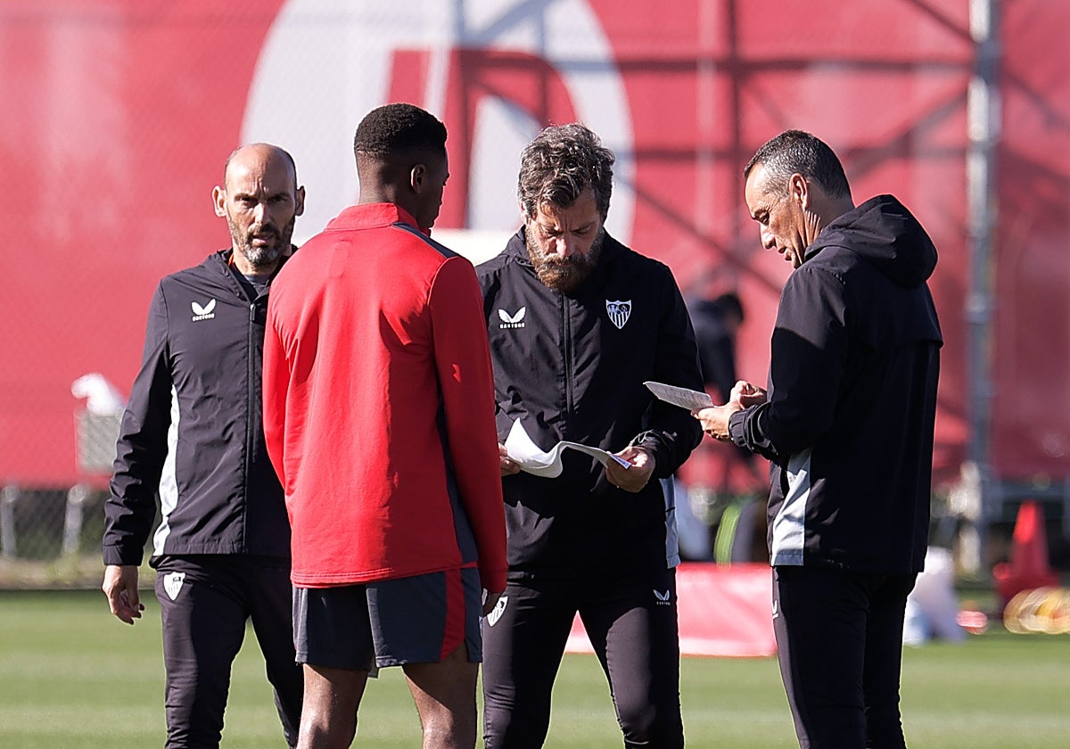 Quique Sánchez Flores, en el entrenamiento del Sevilla FC del viernes