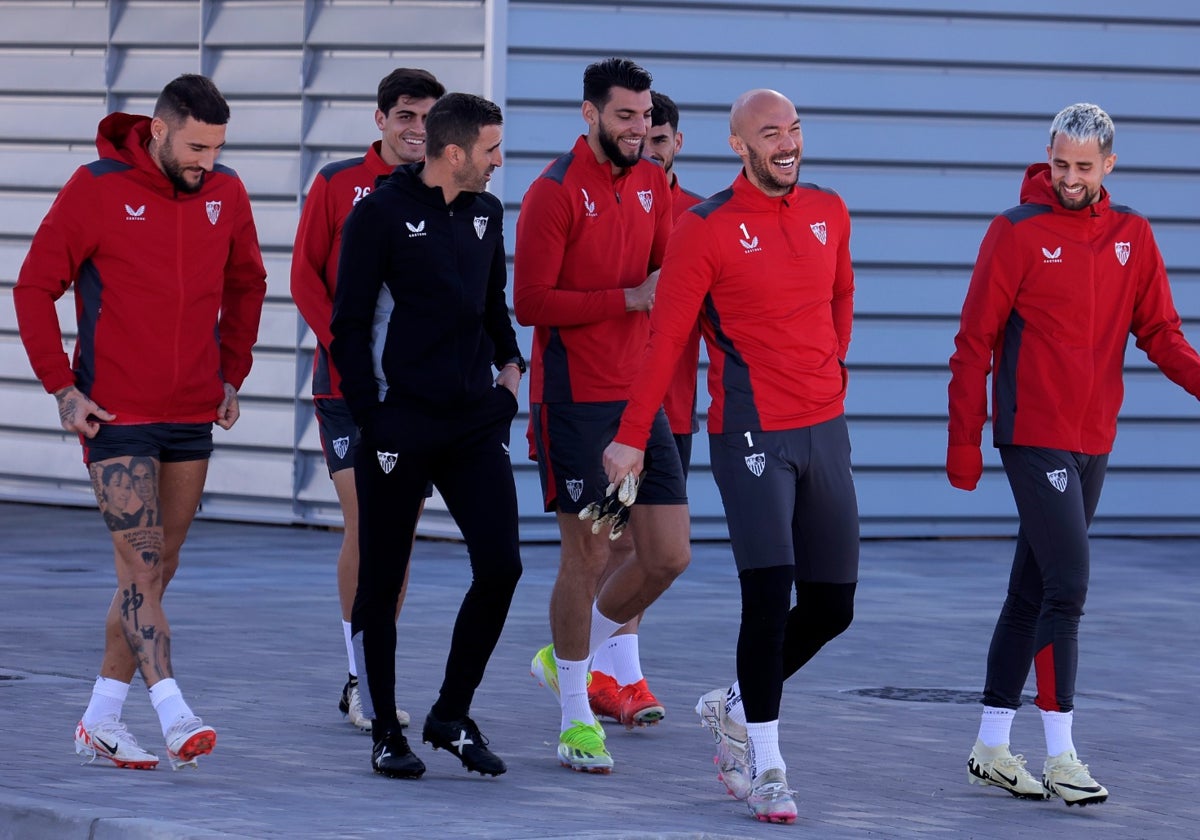Januzaj, Dmitrovic, Rafa Mir, Gudelj y Juanlu saltan junto a Juan Díaz al césped de la ciudad deportiva