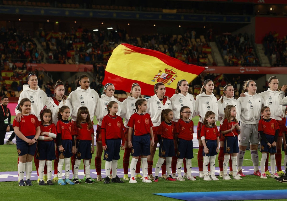 La selección española femenina, en el momento del himno en el Estadio de La Cartuja