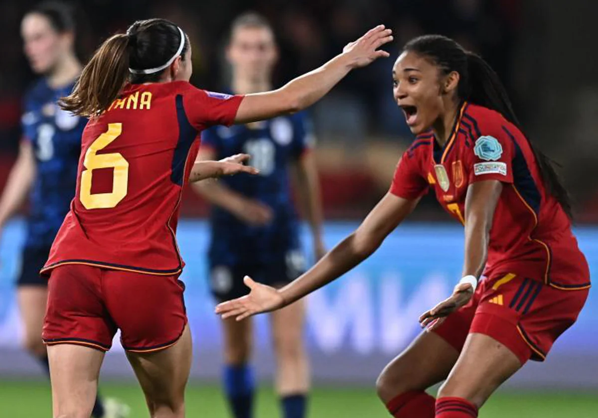 Aitana Bonmatí y Salma Paralluelo celebran el segundo gol de la selección española