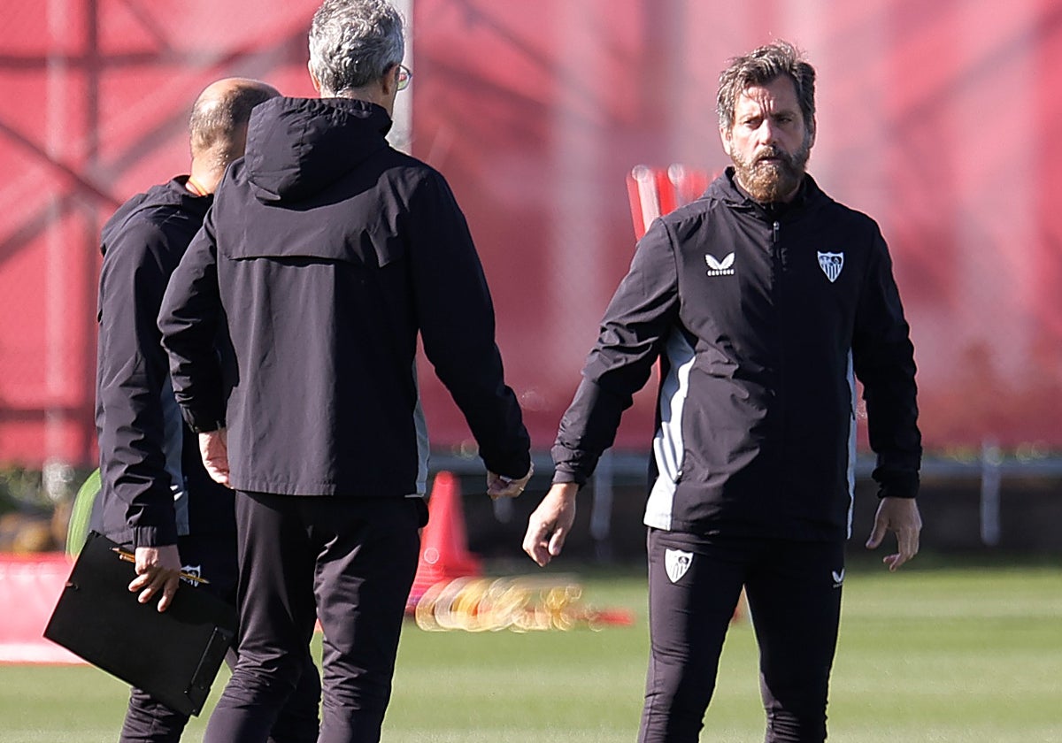 Quique Sánchez Flores durante el entrenamiento del Sevilla de este viernes en la ciudad deportiva