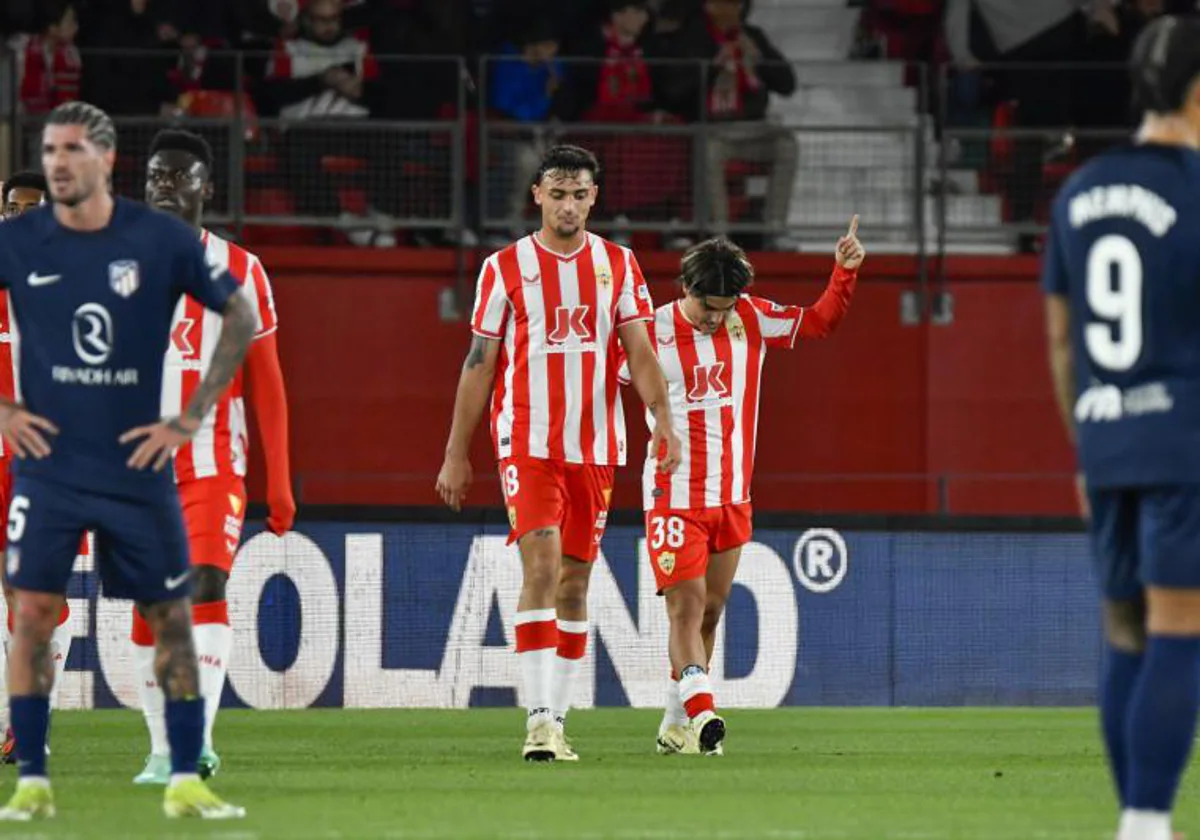 Luka Romero celebra su primer gol ante la desesperación de Rodrigo De Paul