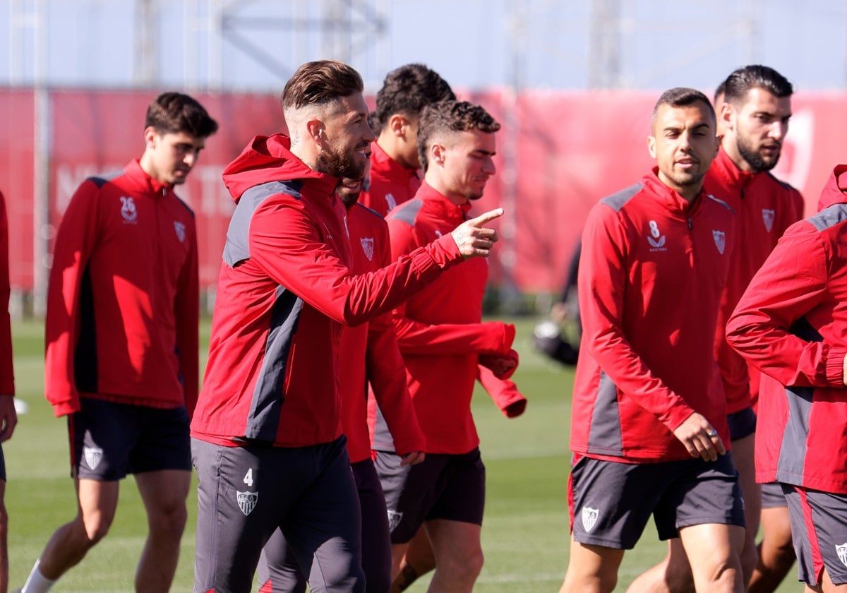 Sergio Ramos realiza un gesto en un entrenamiento del Sevilla este sábado