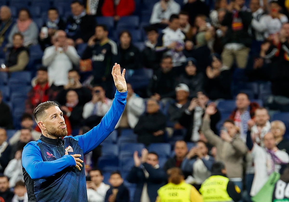 Sergio Ramos saluda a la afición en el Bernabéu