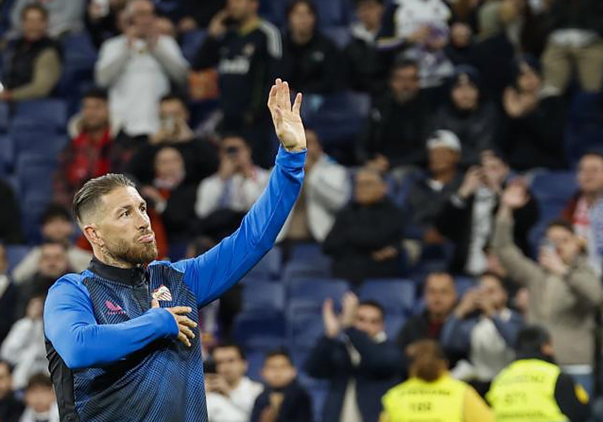 Sergio Ramos saluda a la afición del Santiago Bernabéu